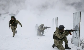 Lực lượng quân sự Ukraine và Nga được ví như 'châu chấu đá xe'. Ảnh minh họa: Atlantic Council.