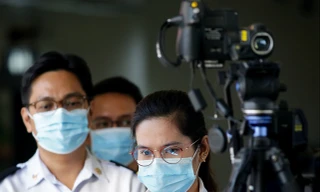 Nhân viên sân bay theo dõi máy quét thân nhiệt khi hành khách tới sân bay quốc tế Ninoy Aquino của Philippines. Ảnh: Getty.