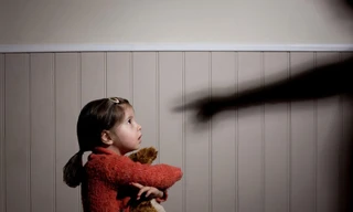 Bố mẹ ly hôn có bạn đời mới, khả năng con bị lạm dụng cao gấp 40 lần