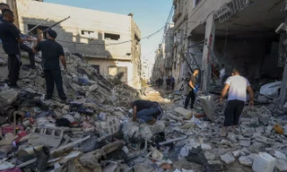 Người Palestine kiểm tra thiệt hại tại địa điểm xảy ra cuộc không kích của Israel tại trại tị nạn Tulkarem ở Bờ Tây ngày 4/10 khiến ít nhất 18 người thiệt mạng. Ảnh: AFP.