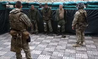 Lực lượng Ukraine bắt giữ các quân nhân của Cộng hòa Nhân dân Lugansk tự xưng - những người tham gia tấn công thị trấn Schast'ye ở miền đông Ukraine. Ảnh: Getty Images.