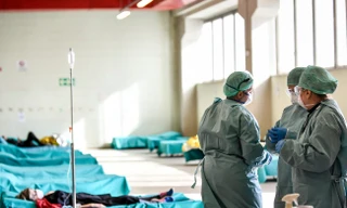 Nhân viên y tế Ý làm việc trong một khu vực tiếp nhận, điều trị bệnh nhân Covid-19 được xây dựng khẩn cấp. Ảnh: AP. 