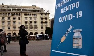 Xếp hàng để tiêm vắc xin phòng COVID-19 ở Quảng trường Aristotelous tại trung tâm thành phố Thessaloniki của Hy Lạp hôm 26/11. Ảnh: Getty Images.