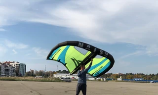 Anh Aleksey Bondaletov lướt cùng gió chiều 20/11 ở Sochi, Nga. Ảnh: Linh Nhi. 