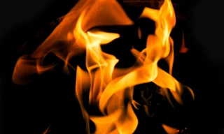 Ngày nay, không còn nhiều người thường xuyên nhắc đến những tấm gương phản chiến bằng cách tự thiêu. Nhưng câu chuyện của họ vẫn còn vang vọng, đặc biệt trong một thế giới vẫn đang chịu cảnh tang thương, đổ nát vì xung đột vũ trang và bất công. Ảnh: Shutterstock.