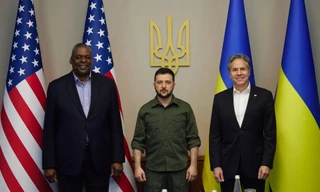 Tổng thống Ukraine Volodymyr Zelensky (giữa) gặp phái đoàn Mỹ bao gồm Ngoại trưởng Antony Blinken (phải) và Bộ trưởng Quốc phòng Lloyd Austin ngày 24/4 tại thủ đô Kiev của Ukraine. Ảnh: Văn phòng Báo chí Tổng thống Ukraine.