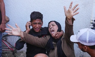 Một phụ nữ Palestine đau buồn trước cái chết của con mình (thiệt mạng trong cuộc không kích của quân đội Israel vào ngày 19/6/2026. Ảnh: AP.