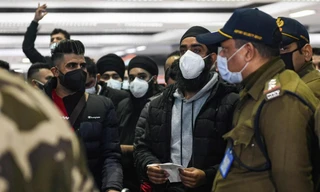 300 hành khách mắc COVID, 10 người trốn khỏi sân bay