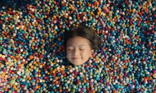 Bé gái Nepal chìm trong bóng màu. Ảnh: Bibek Kunwar.