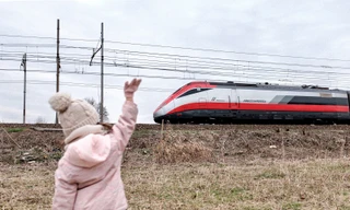 Chị Chiara Zuddas cùng con gái 2 tuổi Bianca ngồi ở ban công nhà mình tại San Fiorano, Ý hôm 28/2. Ảnh: Marzio Toniolo.