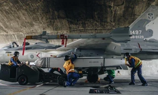 Máy bay chiến đấu nội địa F-CK-1 của không quân Đài Loan (Trung Quốc) được trang bị tên lửa hành trình Vạn Kiếm. Ảnh: Forbes.