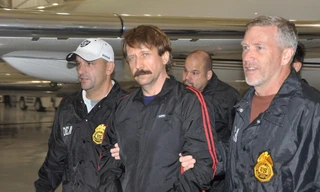 Trong bức ảnh này do Bộ Tư pháp Mỹ cung cấp, cựu sĩ quan quân đội Liên Xô, nghi phạm buôn bán vũ khí Viktor Bout (giữa) đang bị đưa đến New York vào tháng 11/2010. Bout đang thụ án 25 năm tù ở Mỹ. Nguồn: Getty Images.