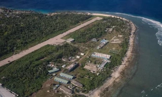 Tàu sân bay USS Randolph cùng với tàu sửa chữa USS Jason tại đảo san hô Ulithi vào ngày 13/3/1945. Tàu Randolph bị máy bay tấn công tự sát (kamikaze) của Nhật Bản làm hỏng ngày 11/3/1945. Ảnh: US Navy.