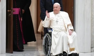Giáo hoàng Francis đến tham dự buổi tiếp kiến chung hằng tuần tại Vatican trong tháng 2/2025. Ảnh: AP.