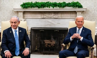 Người dân Palestine đứng bên các thi thể của một gia đình thiệt mạng trong vụ không kích của Israel vào Dải Gaza. Ảnh: AP.