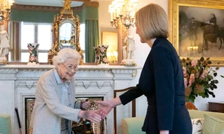 Nữ hoàng Anh Elizabeth II chào đón bà Liz Truss tại Lâu đài Balmoral, Scotland, nơi bà mời nhà lãnh đạo mới được bầu của đảng Bảo thủ trở thành Thủ tướng và thành lập chính phủ mới vào ngày 6/9. Ảnh: AP.