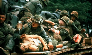 Bức ảnh về Chiến tranh Việt Nam (chụp tháng 2/1968) gây chấn động của John Olson. Ảnh: John Olson/Getty Images.