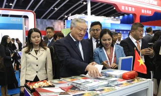 Phó Thủ tướng Thường trực Nguyễn Hoà Bình tham quan gian hàng Việt Nam tại Hội nghị Thượng đỉnh Vành đai - Con đường lần thứ 9. Nguồn: Dangcongsan.vn.