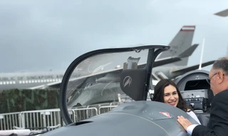 Nữ phi công duy nhất ở Singapore Airshow 2020 đang tìm hiểu chiếc Prime ISP lần đầu ra mắt tại sự kiện hàng không lớn nhất châu Á. Ảnh: Gia Bảo.