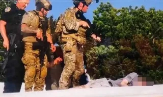 Cảnh sát và mật vụ Mỹ xem xét thi thể Thomas Matthew Crooks trên mái nhà. Ảnh: Fox News. 