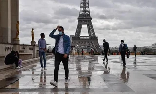 Đeo khẩu trang ở nơi công cộng tại Pháp là yêu cầu bắt buộc. Ảnh: Anadolu Agency.