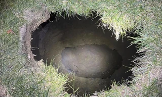 Hố sụt ở phía tây bang Pennsylvania của Mỹ có thể đã nuốt chửng bà Elizabeth Pollard. Ảnh: 69 News.