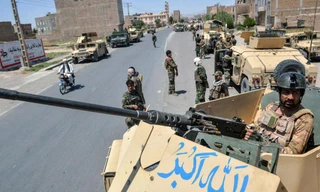 Lính đặc nhiệm Afghanistan canh gác ở tỉnh Herat hôm 1/8. Nguồn: CNN.