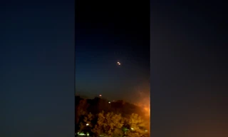 Những chớp sáng trên bầu trời thành phố Isfahan của Iran sau những báo cáo về vụ nổ tại căn cứ không quân. Ảnh: IRGC.