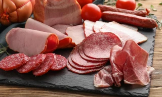 Người có nguy cơ cao bị nhiễm vi khuẩn listeria không nên ăn thức ăn có nguy cơ cao nhiễm khuẩn như: pate, xúc xích, thịt hộp, thịt nguội hoặc thịt hun khói, hoặc các loại xúc xích lên men hoặc khô. Ảnh: Getty Images.