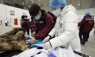 Một trung tâm văn hóa có tên "Phòng khách Vũ Hán" được biến thành bệnh viện tiếp nhận người nhiễm coronavirus mới ở Vũ Hán ngày 8/2. Ảnh: Xinhua.