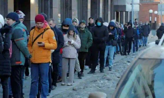 Xếp hàng chờ sử dụng máy rút tiền ATM ở thành phố Saint Petersburg, Nga. Ảnh: Reuters.