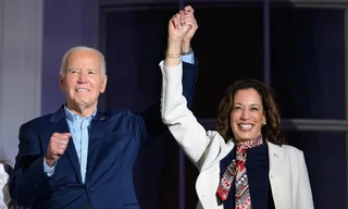 Tổng thống Mỹ Joe Biden và Phó Tổng thống Kamala Harris tại màn bắn pháo hoa Ngày Độc lập từ Ban công Truman của Nhà Trắng ở Washington, DC, vào ngày 4/7/2024. Ảnh: Getty Images.