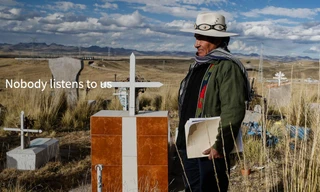 Một góc nghĩa trang ở Espinar. Người dân than: “Không ai chịu nghe chúng tôi”. Ảnh: SWI.