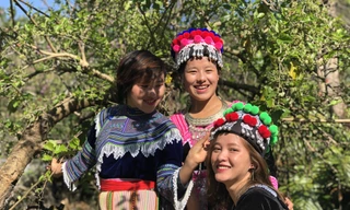 Ba chị em người Mông xúng xính váy áo truyền thống trước khi đi ăn Tết cộng đồng gần nhà. Ảnh: Thái An.