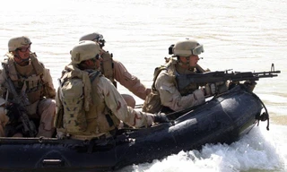 Lính Mỹ tuần tra trên thuyền tấn công làm bằng cao su có gắn động cơ. Ảnh: Military Factory.