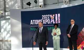 Từ trái sang: Ông Alexey Likhachev, ông Mikhail Chudakov và bà Princy Mthombeni. Ảnh: Linh Nhi.