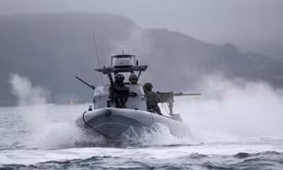 Xuồng đột kích của Thủy quân lục chiến Anh. Ảnh: Royal Navy.