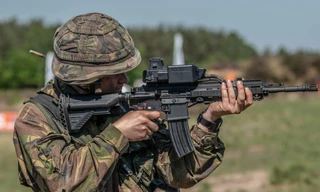 Một khẩu súng trường được lắp hệ thống ngắm mục tiêu tự động SMASH 2000. Ảnh: Smart Shooter.