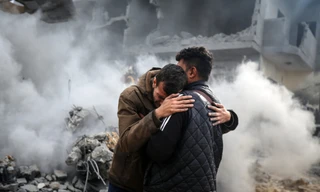 Người dân Palestine đau khổ trước sự tàn phá do cuộc pháo kích của Israel tại Deir Balah ở miền trung Dải Gaza ngày 23/2/2024. Ảnh: NurPhoto.