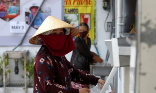 Nhận gạo miễn phí ở ATM gạo tại TPHCM. Ảnh: Reuters.