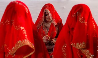Phụ nữ Hồi giáo trong một đám cưới tập thể, trong đó 51 cặp đôi Hồi giáo tuyên thệ ở Mumbai, Ấn Độ ngày 14/1/2024. Ảnh: Francis Mascarenhas. 