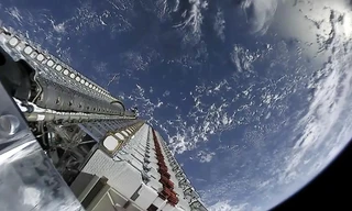 60 vệ tinh Starlink xếp chồng lên nhau trước khi được triển khai ngày 24/5/2019. Ảnh: SpaceX.