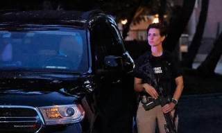 Một đặc vụ vũ trang của Sở Mật vũ Mỹ đứng ngoài lối vào khu dinh thự Mar-a-Lago của cựu Tổng thống Mỹ Donald Trump tối 8/8. Ảnh: AP.