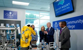 Tổng thống Mỹ Joe Biden phát biểu khi tham quan Trường Cao đẳng cộng đồng Nash cùng với đệ nhất phu nhân Jill Biden, Thống đốc bang North Carolina Roy Cooper và Hạ nghị sĩ Don Davis tại thành phố Rocky Mount ngày 9/6/2023. Ảnh: AP.