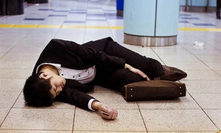 Nhiều người Nhật Bản phải làm việc quá sức dẫn đến ốm đau, thậm chí tử vong. Ảnh minh họa: Bitgab.