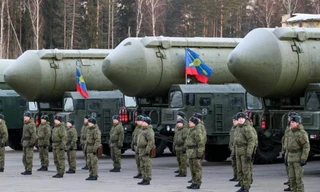 Quân nhân Nga xếp hàng bên hệ thống tên lửa đạn đạo xuyên lục địa Yars trong buổi lễ gửi khí tài quân sự đến gần Mátxơva để chuẩn bị cho lễ duyệt binh Ngày Chiến thắng tại Quảng trường Đỏ. Ảnh: Getty Images.