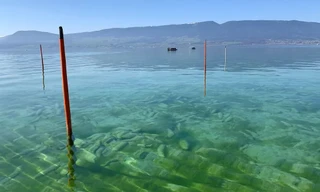 Việc trục vớt đạn dược trong hồ sâu đặt ra nhiều thách thức. Ảnh: VBS-DDPS.