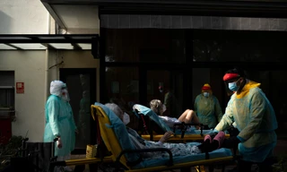 Nhân viên y tế giúp hai bệnh nhân COVID-19 ở thành phố Barcelona của Tây Ban Nha hôm 11/4. Ảnh: AP.