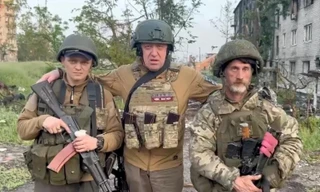 Người sáng lập nhóm lính đánh thuê tư nhân Wagner, Yevgeny Prigozhin (giữa), đã đóng một vai trò quan trọng trong cuộc tấn công của Nga vào Bakhmut, Ukraine. Ảnh: Reuters.