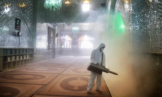 Lính cứu hỏa đang khử trùng bên trong nhà thờ Saint Saleh ở thủ đô Tehran của Iran ngày 6/3. Ảnh: AP.